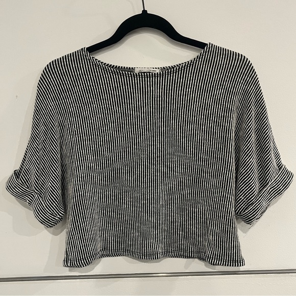 Caution To The Wind Tops - Womens grey & white stripped cropped tee from Caution to the Wind. Size M